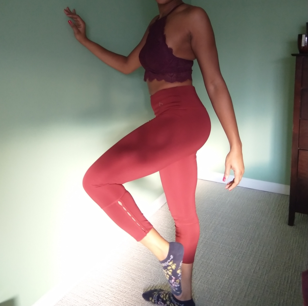 Women's wine colored Capri leggings - Picture 8 of 12